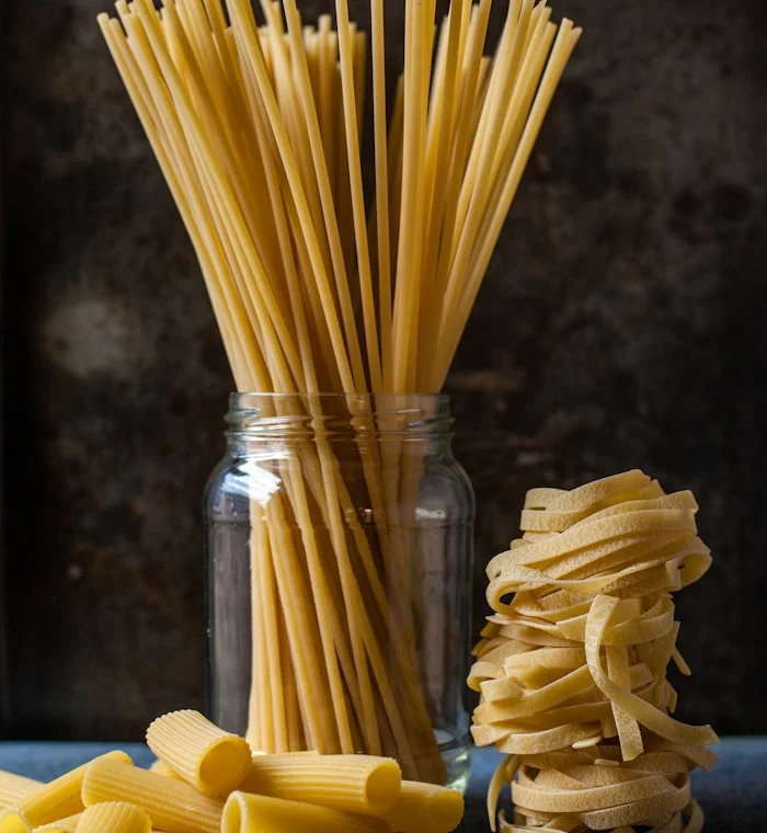 Pasta secca cruda: spaghetti penne rigatoni — confezionamento dry pasta